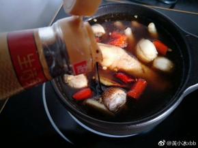 再加几滴老抽调色