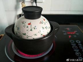 盖上锅盖，焖煮一个半钟头左右。看你的鸡脚大小。半途记得开盖翻一翻哦，免得糊底了。