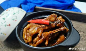 好了。上桌！一锅鸡脚