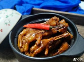 好了。上桌！一锅鸡脚