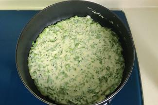 用刮刀轻轻帮助摊开面糊