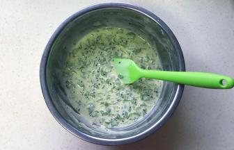 用硅胶刮刀继续搅拌一会，搅拌好后静置备用