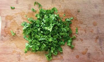 把绿色部分切碎备用