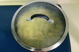 盖上锅盖焖一会