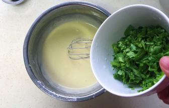 倒入切碎的生菜搅拌均匀