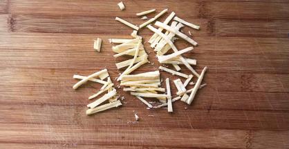 把乳酪片切成丝