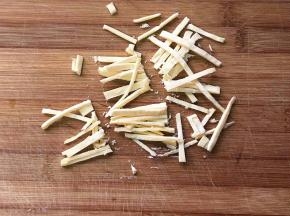 把乳酪片切成丝