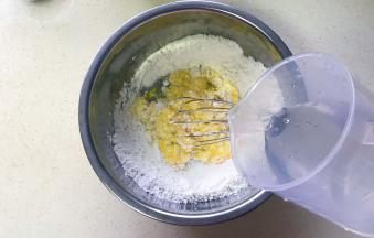 倒入清水搅拌均匀至糊状无干粉