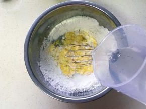 倒入清水搅拌均匀至糊状无干粉
