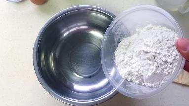 把中筋面粉倒入盆内，无需过筛