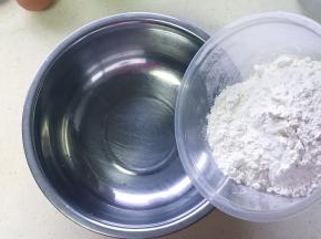 把中筋面粉倒入盆内，无需过筛