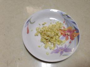 大蒜去皮切成碎粒