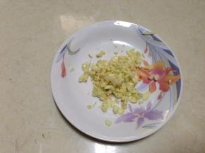 大蒜去皮切成碎粒