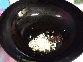 下入一半的蒜碎炒出香味