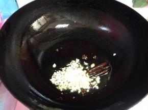 下入一半的蒜碎炒出香味