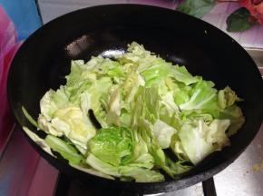 
倒入包菜块翻炒均匀