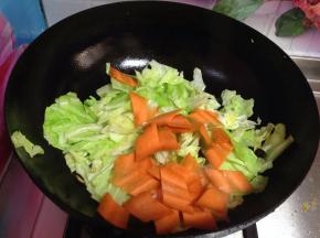 
倒入胡萝卜块炒匀