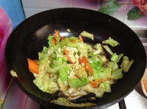 最后加入剩余的蒜碎翻匀即可出锅