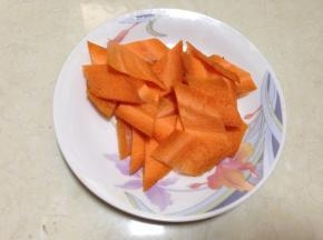 胡萝卜去皮切成象眼块