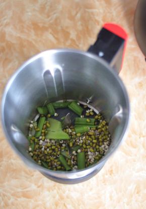西芹切成小段，与薏米和绿豆一起放入料理杯中。