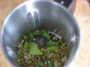 西芹切成小段，与薏米和绿豆一起放入料理杯中。