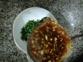 煮好加进有葱花的碗