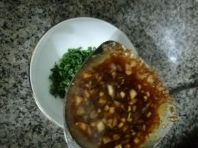 煮好加进有葱花的碗
