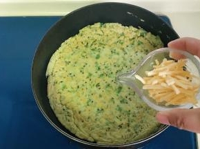 均匀撒上乳酪丝