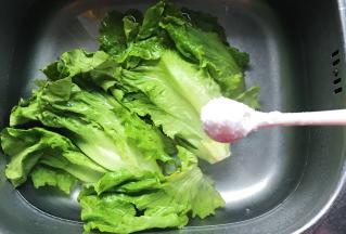 买来新鲜的生菜，水里放入1勺盐把生菜浸泡半小时以上