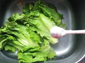 买来新鲜的生菜，水里放入1勺盐把生菜浸泡半小时以上