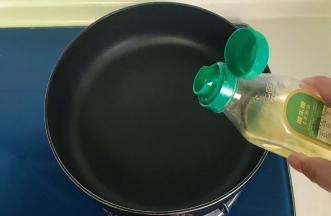 把锅烧热转中火，倒入少许油，轻轻晃动锅子，使油充分布满锅子