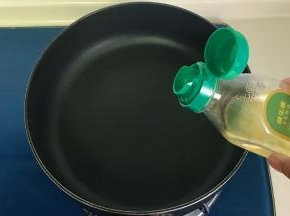 把锅烧热转中火，倒入少许油，轻轻晃动锅子，使油充分布满锅子