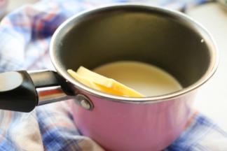 把黄油、牛奶和盐一起放入小奶锅里，加热至牛奶沸腾，黄油融化。