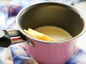 把黄油、牛奶和盐一起放入小奶锅里，加热至牛奶沸腾，黄油融化。