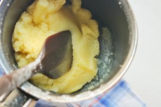 再次把小奶锅放在火上加热，要不停的搅拌，等到锅边出现一层薄膜后再次离火。这是为了让面糊更好的糊化。