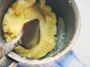 再次把小奶锅放在火上加热，要不停的搅拌，等到锅边出现一层薄膜后再次离火。这是为了让面糊更好的糊化。