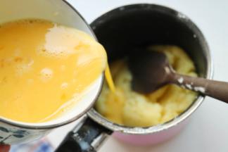 略微的晾一下，然后少量多次的加入全蛋液，加入少量蛋液充分拌匀后再加下一次。