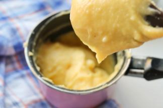 最后的面糊状态是提起刮刀会出现倒三角并且不轻易滴落，太稀的话成品泡芙会很容易塌掉。蛋液的量不一定要全部用掉，根据状态来判断。因为每个人使用的面粉吸水量会有细微的差别，所以蛋液的量也会有小小的不同。