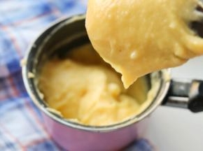 最后的面糊状态是提起刮刀会出现倒三角并且不轻易滴落，太稀的话成品泡芙会很容易塌掉。蛋液的量不一定要全部用掉，根据状态来判断。因为每个人使用的面粉吸水量会有细微的差别，所以蛋液的量也会有小小的不同。