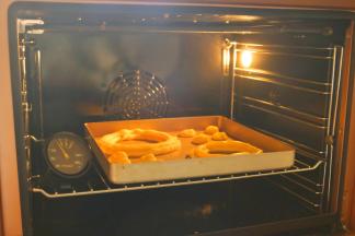 烤箱提前预热180度，烤半个小时，等泡芙表面焦黄，裂纹也出现焦痕，就是烤好了。烤的过程中一定不要打开烤箱的门，否则接触到冷空气会马上变成扁平的饼。