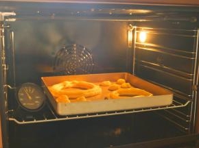 烤箱提前预热180度，烤半个小时，等泡芙表面焦黄，裂纹也出现焦痕，就是烤好了。烤的过程中一定不要打开烤箱的门，否则接触到冷空气会马上变成扁平的饼。