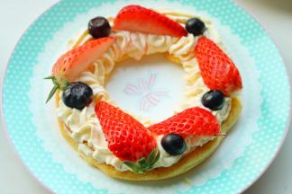 烤好的泡芙从中间平着剖开上上下两片，挤上打发好的奶油，再摆上草莓蓝莓等水果。