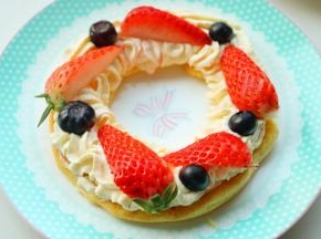 烤好的泡芙从中间平着剖开上上下两片，挤上打发好的奶油，再摆上草莓蓝莓等水果。