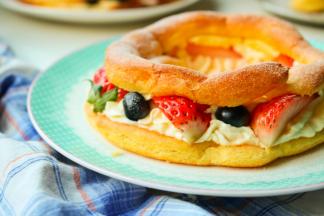 再盖上上面的那一半泡芙，表面筛上糖粉即可。又有颜值又有美味的年轮泡芙就做好了。