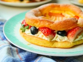 再盖上上面的那一半泡芙，表面筛上糖粉即可。又有颜值又有美味的年轮泡芙就做好了。