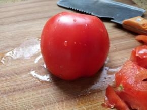 西红柿一个洗净去蒂