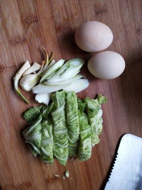 备好葱蒜鸡蛋白菜