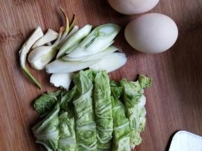 备好葱蒜鸡蛋白菜