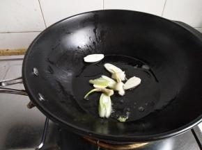 热锅入油放入葱蒜翻炒