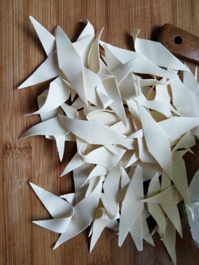 取适量的刀削面